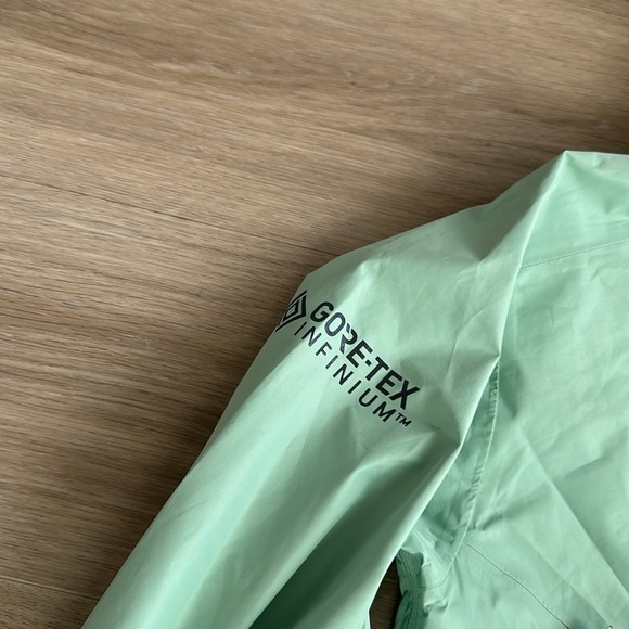 Nike women GORE-TEX INFINIUM ™ Trail Running Jacket - Picture 7 of 10